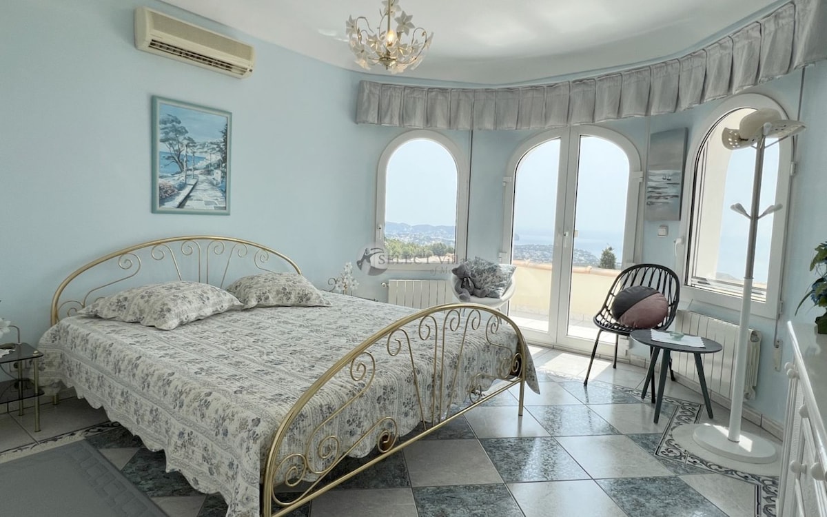 Chambre 1, chambre principale avec soleil direct sur le lit