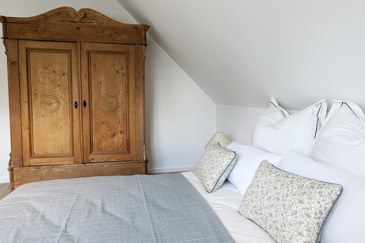 La chambre dispose d'un lit double de 140x200, d'une armoire et d'un écran plat Sony avec une diagonale de 155cm.
En outre, il y a deux chaises, une grande fenêtre avec un store pour l'assombrissement et des stores plissés supplémentaires.
