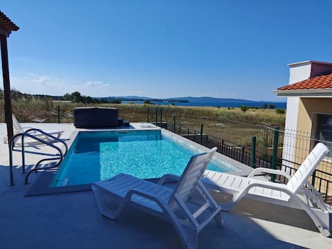 Casa Azzurro
Luxury villa for 6
Pool & Jacuzzi