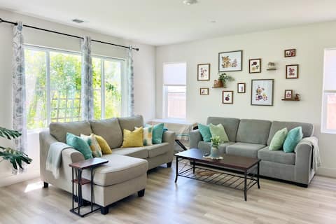 4BR Putting Green & Rose Garden