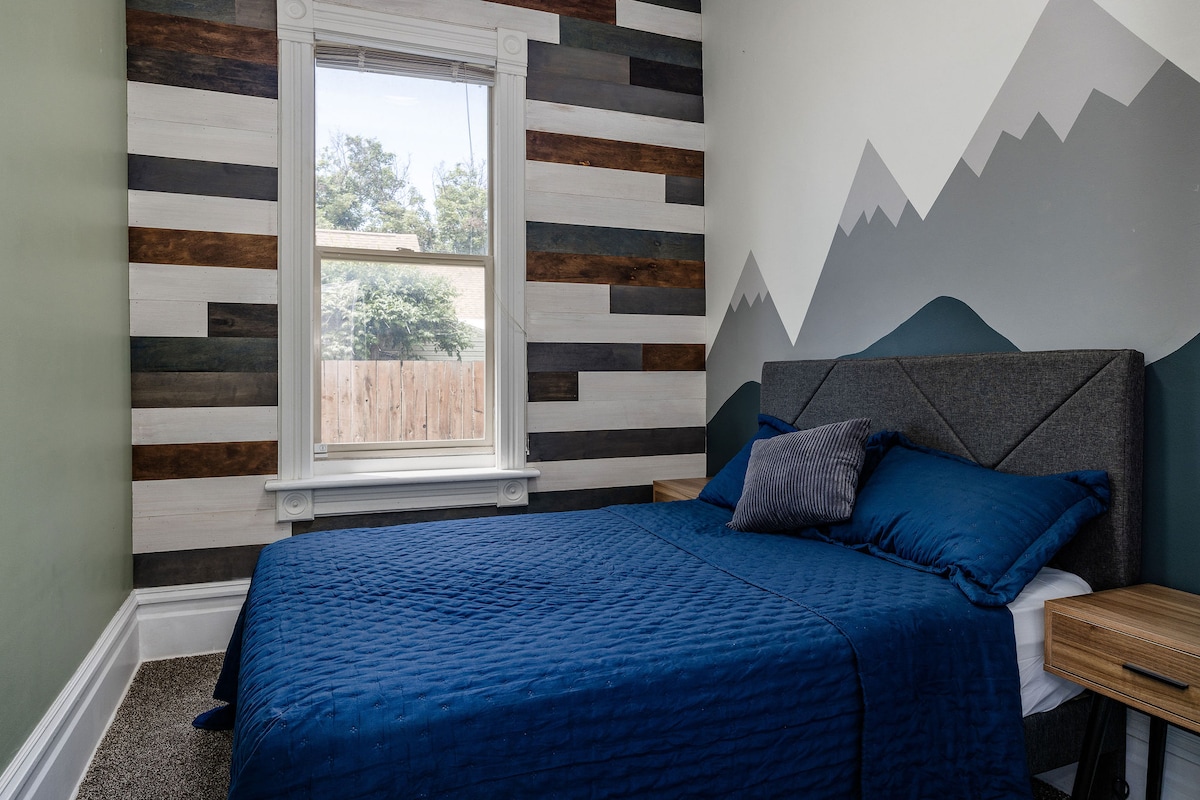 พักผ่อนสบายๆในห้องพักบนภูเขา! ห้องพักขนาดเล็กที่มีเสน่ห์นี้ตกแต่งด้วยเตียงขนาดใหญ่และโต๊ะข้างเตียงที่สะดวกสบาย 2 ตัวแต่ละห้องมีพอร์ต USB ในตัวเพื่อความสะดวกในการชาร์จอุปกรณ์