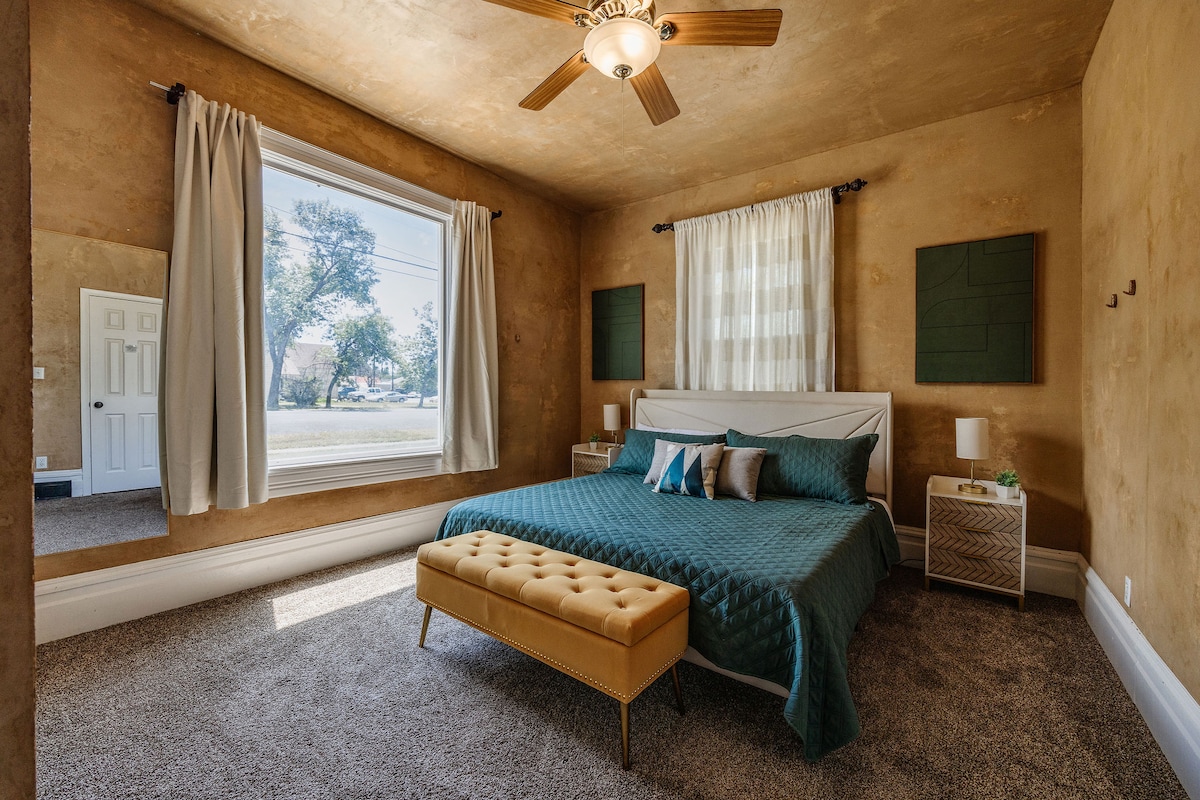 ห้องนอนใหญ่วิวภูเขามีเตียงขนาดคิงไซส์และโต๊ะข้างเตียงพร้อมโคมไฟที่ติดตั้ง USB เพื่อความสะดวกในการชาร์จอุปกรณ์