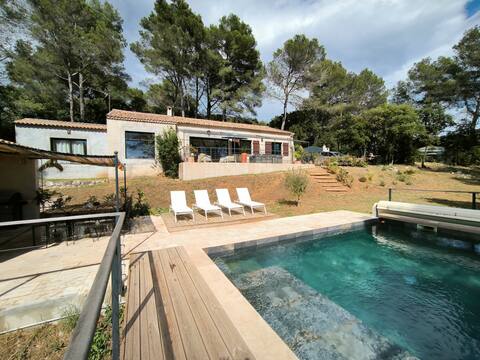 Contemporary house 10 people 20 min from the beaches