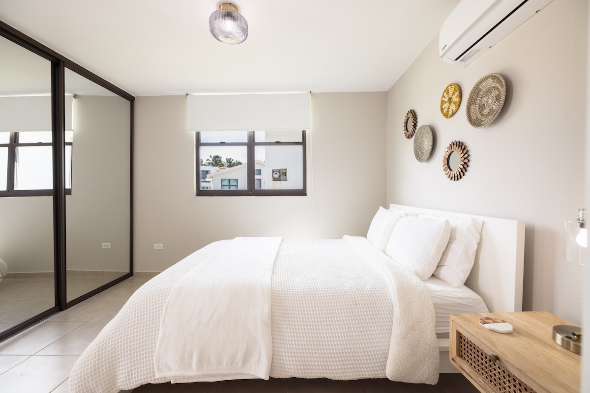 Chumba kikuu cha kulala chenye kitanda kimoja cha ukubwa wa malkia.