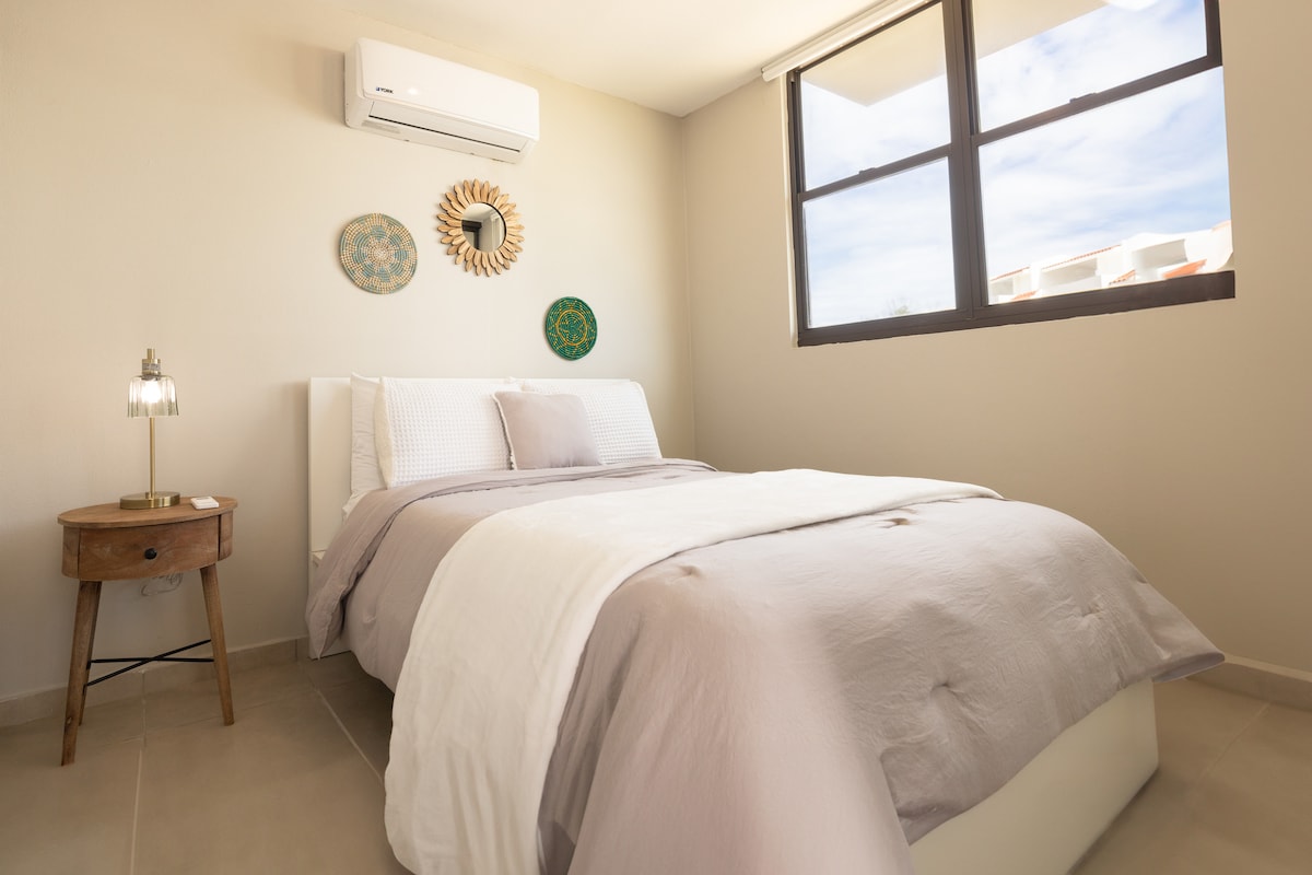 Chumba cha kulala cha mgeni kilicho na kitanda kimoja cha ukubwa kamili.