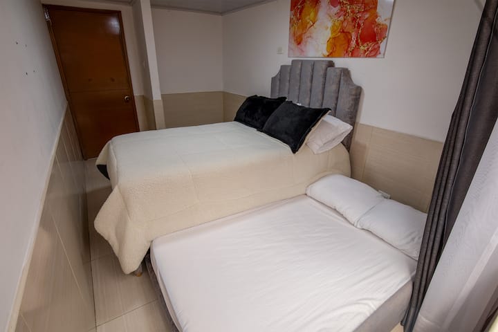 مجهزة بسرير شبه مزدوج وسرير نصف مزدوج، بالإضافة إلى خزانة واسعة. مسكن هادئ ومريح للراحة، مثالي لأولئك الذين يتطلعون إلى الاسترخاء دون تشتيت الانتباه. مثالية لإقامتك!