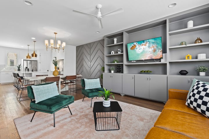 Inteligentná televízia v obývacej izbe so všetkými streamovacími aplikáciami. Veľa prirodzeného svetla, zatemňujúce tienidlá a stropný ventilátor pre vaše pohodlie. Tento gauč sa tiež zmení na pohodlnú futonovú posteľ. 