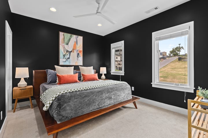 Spálňa č.6 s manželskou posteľou King, stropným ventilátorom a šatníkom - nachádza sa na treťom poschodí. Jack-and-jill kúpeľňa spájajúca túto izbu a spálňu č.7.