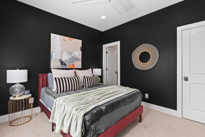 Spálňa č.8 na prízemí s manželskou posteľou, šatníkom, stropným ventilátorom, zatemňujúcimi tienidlami a vlastnou kúpeľňou v plnej veľkosti.