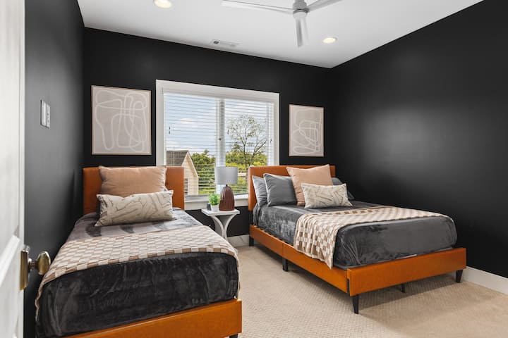 Spálňa č.7 s oddelenou posteľou, manželskou posteľou, stropným ventilátorom a priestrannou skriňou.