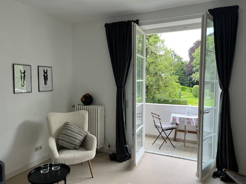 Leistungsstarkes Airbnb: Apartment (100 sqm) in a 1920s city villa surrounded by greenery in Krefeld