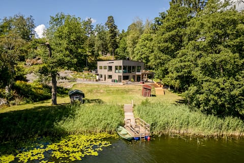 Enchanting private lakeside retreat