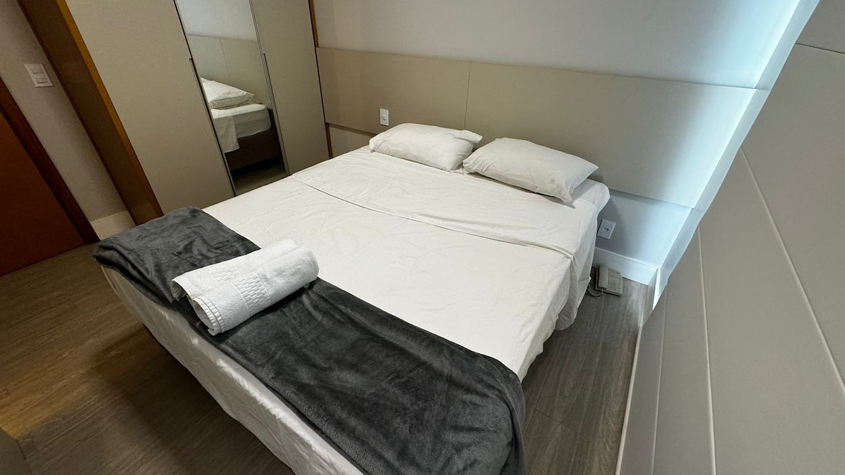 Cama tamaño queen con taquillas.