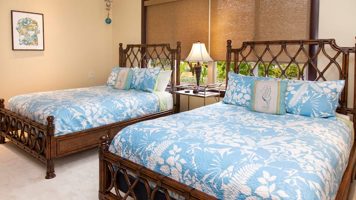 חדר אורחים עם שתי מיטות קווין סייז