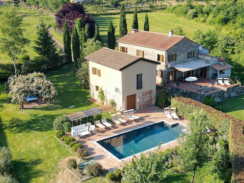 Tuscan stone villa with pool Ginepri Country House