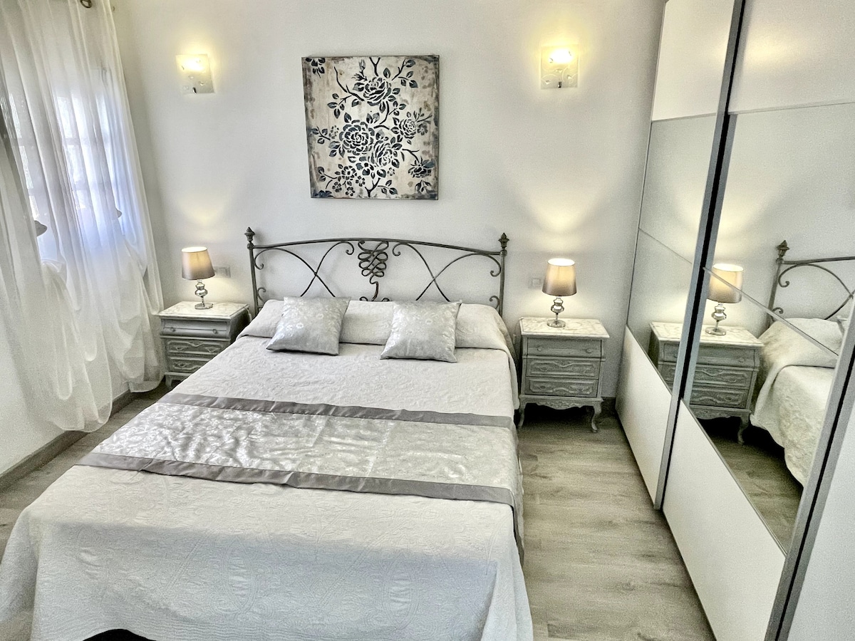 Velika spavaća soba s vrlo udobnim madracem dimenzija 160 cm x 200 cm koji će vam omogućiti da se pomladite i spokojno spavate. 
Dva velika noćna ormarića i veliki ormar upotpunjuju uređenje ove elegantne sobe. Visokokvalitetna posteljina 