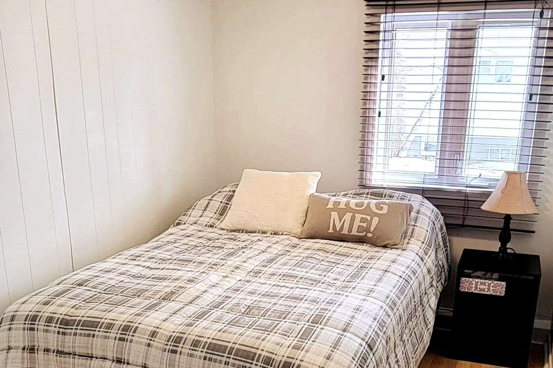 غرفة بسرير مزدوج