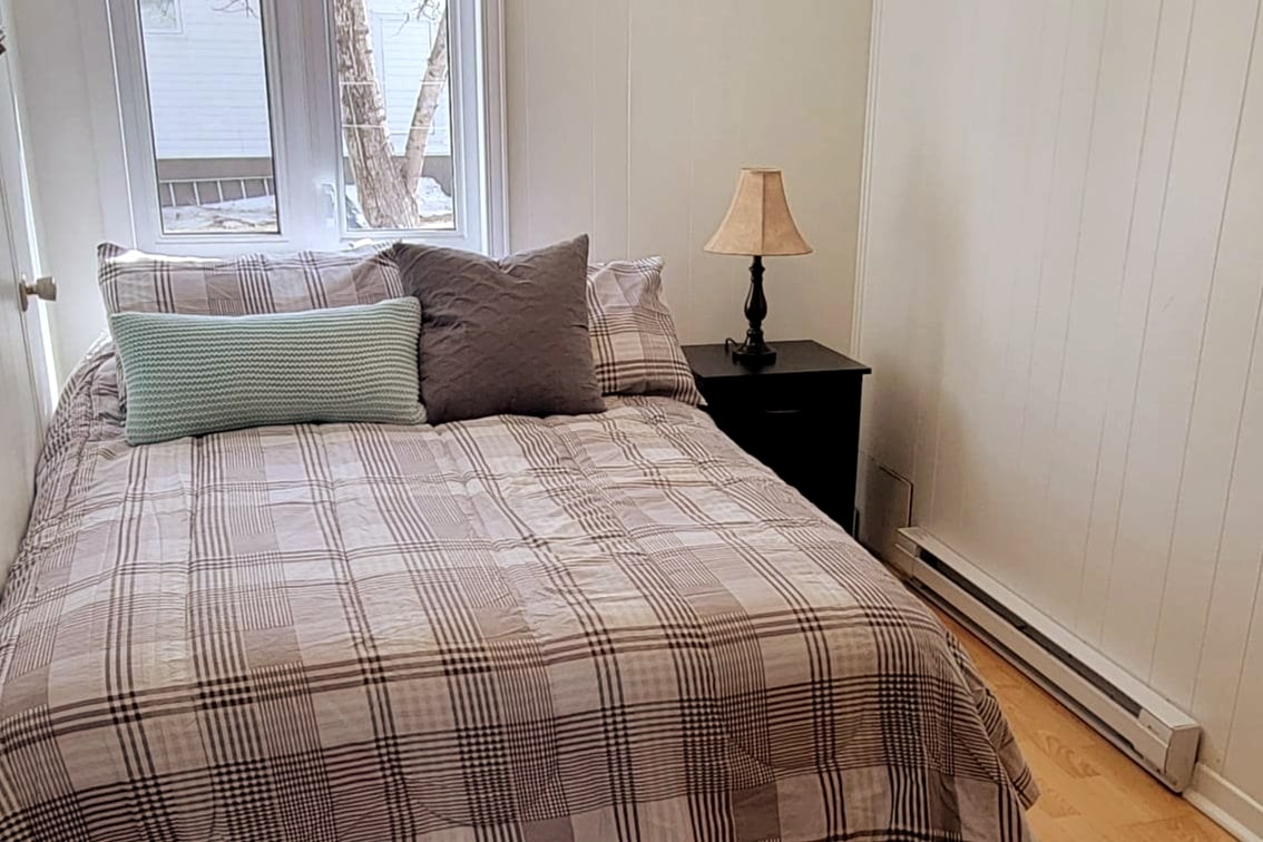 غرفة بسرير مزدوج