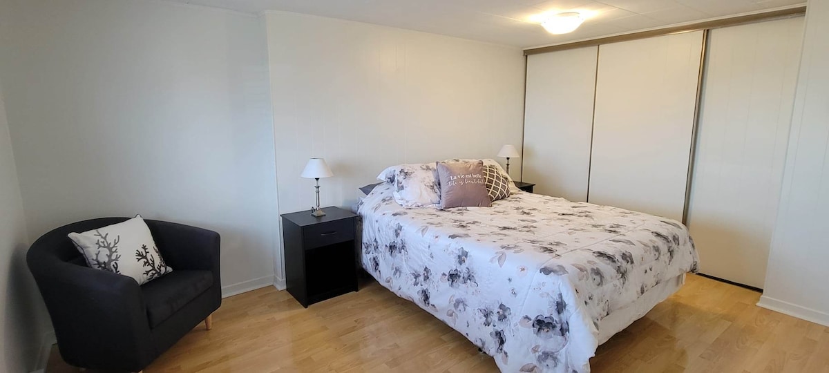 غرفة نوم كبيرة بسرير متوسط