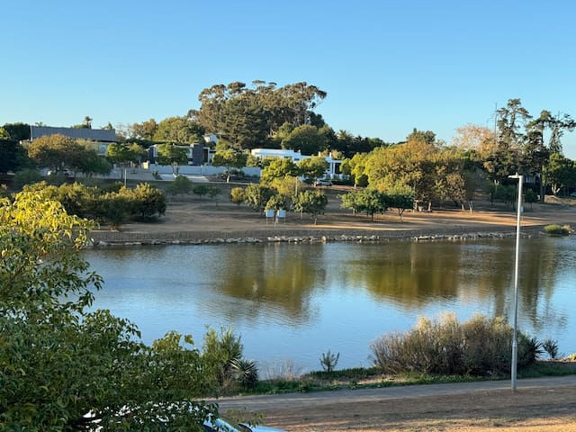 BelleVue Stylish, with a unique water setting! gallery image 2