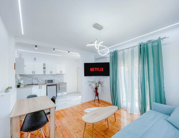 AYA Luxury Home – free public parking