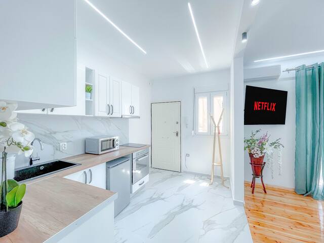 AYA Luxury Home – free public parking gallery image 3