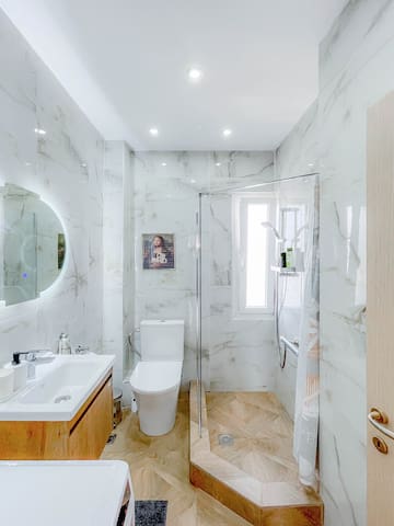 AYA Luxury Home – free public parking gallery image 5