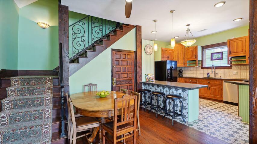 Steps from Frenchmen St, Big backyard & Yard games gallery image 5