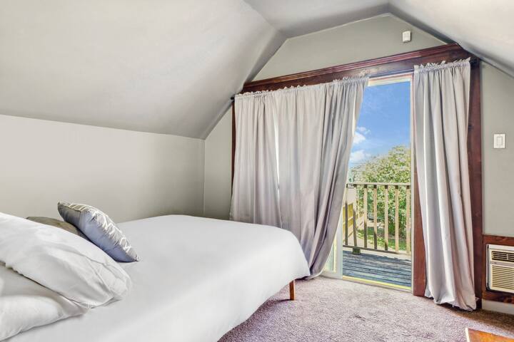 Steps from Frenchmen St, Big backyard & Yard games gallery image 2