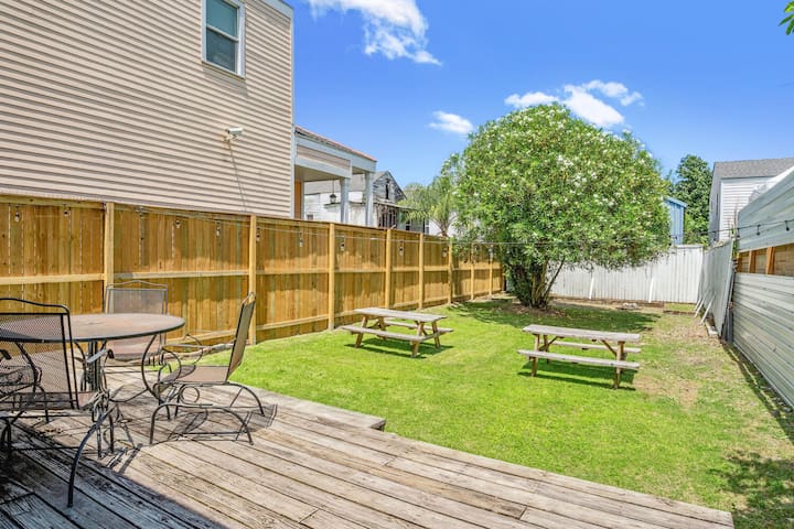 Steps from Frenchmen St, Big backyard & Yard games