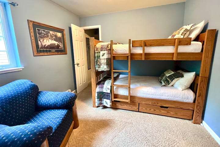 Спална соба 4~ The Wolf Room. Удобни кревети, плакар, простор наменет за работа, дополнителни ќебиња итн. Играчки и други дополнителни удобности. 