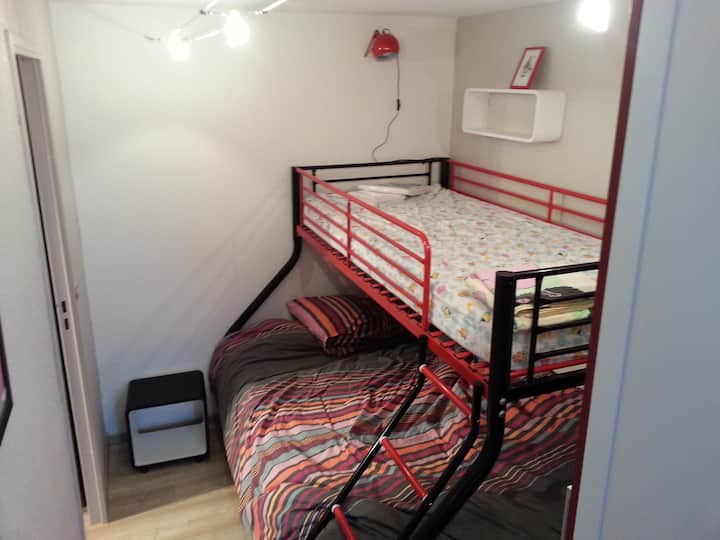 מיטת קומתיים (מקום ל -2 למטה, 1 למעלה)