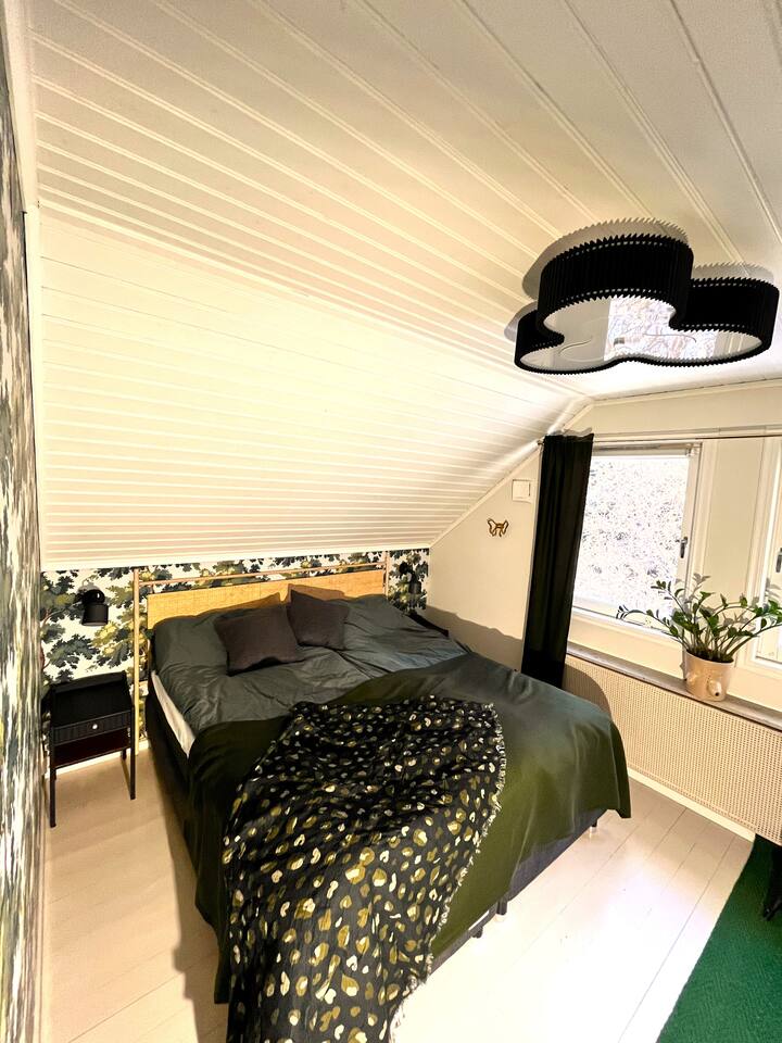 Მთავარი საძინებელი 193 × 203 სმ ზომის საწოლით.