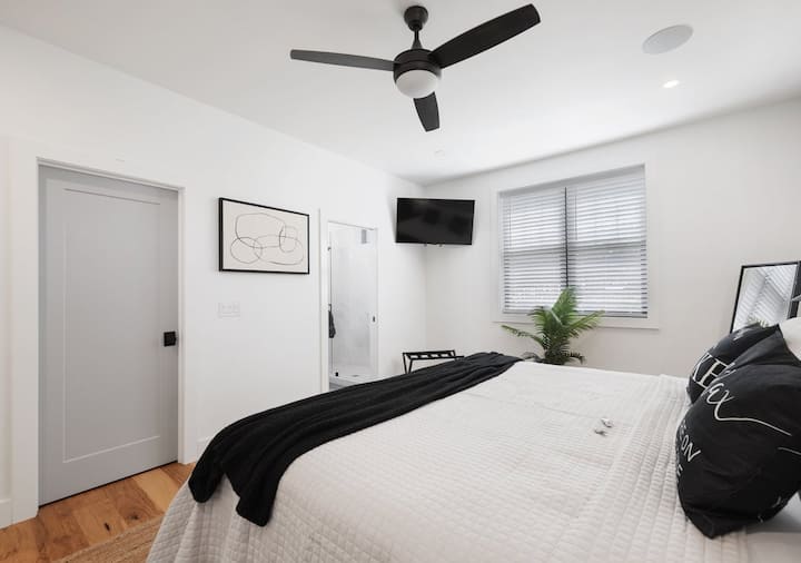 Მთავარი საძინებელი 193 × 203 სმ ზომის საწოლით