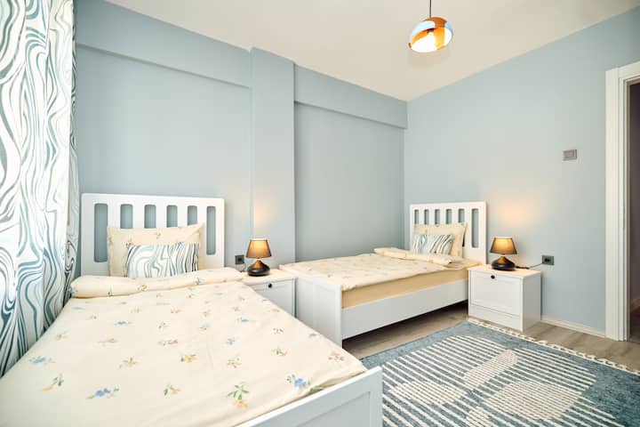 Kjo dhomë, e cila ka 2 krevate tek, ka 2 jastëkë, 2 jastëkë, jorganë dhe shtroja krevati. Ka gjithashtu një gardërobë me 2 dyer dhe tavolina pranë krevatit ku mund të vendosësh sendet e tua. 