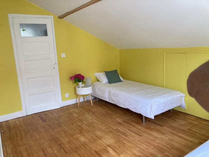 Chumba cha kung 'aa cha manjano, vitanda 2 vya mtu mmoja (90 x 200).