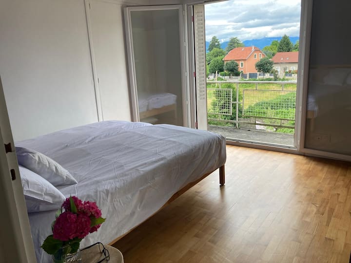 Chumba cha Klein kinafunguka kwenye roshani ya 2. Mwonekano wazi. Moja kwa moja mbele ya Jura, tunaona ziwa wakati miti haina misitu sana. Kwa upande wa magharibi, Epine massif (pre-Alpes).