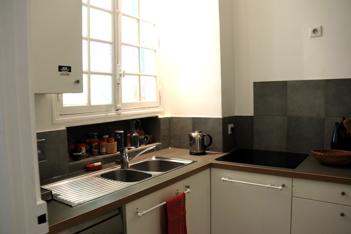 Popular Airbnb listing: charming apartment Luxembourg in Paris 6e Arrondissement