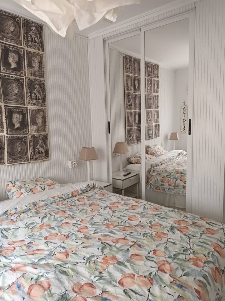 ארון גדול.
 מיטה זוגית בגודל 160 ס"מ