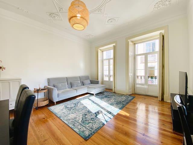 Almirante Reis Classic: 2-Bedroom Lisbon Gem