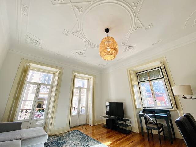 Almirante Reis Classic: 2-Bedroom Lisbon Gem gallery image 2