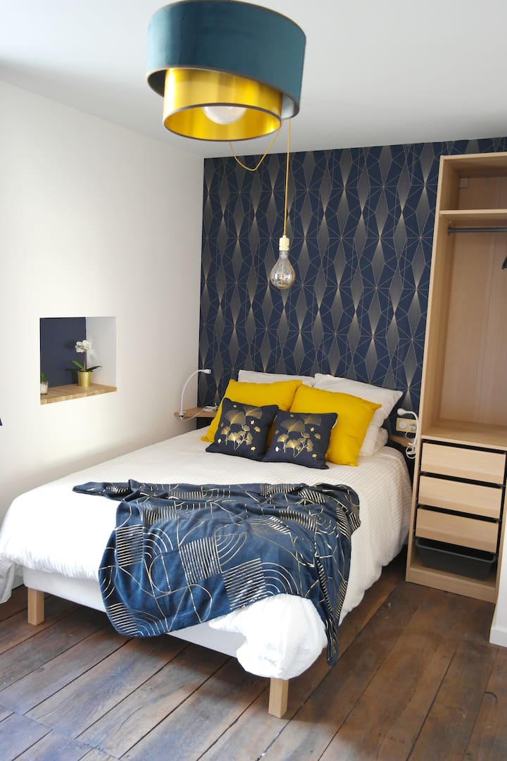 La Céleste!

Შიდა ეზოს პირველ სართულზე.

Სრული სტუდიის ყველა ატრიბუტი და ოქროსფერი შტრიხები!

140 × 200 ორადგილიანი საწოლი. 

Სამზარეულო, ტელევიზორი, სამუშაო მაგიდა, საგარდერობო ოთახი, სააბაზანო, არაფერი აკლია!

Ტერასაზე სასიამოვნო ხედით...
