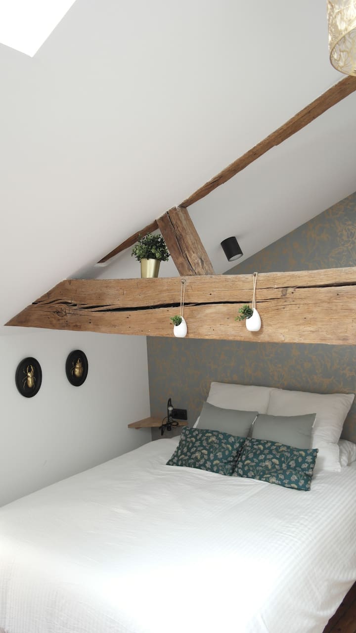 Ცნობისმოყვარეობა!

Შიდა ეზოში, მე-2 სართულზე. 

Მყუდრო საძინებელი ორადგილიანი საწოლით 80x200.

Ყველაფერი მზადაა! სამზარეულო, სააბაზანო უნიტაზით, საგარდერობო ოთახი, ტელევიზორი, სამუშაო მაგიდა...

Და დეკორის რამდენიმე შტრიხი, რომელიც თქვენს ცნობისმოყვარეობას გამოიწვევს!