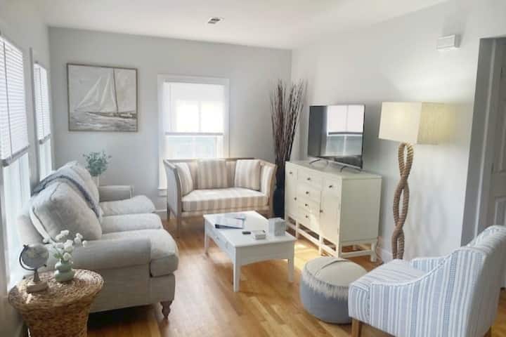 Всекидневна №1 с 50 - инчов смарт телевизор и много кът за сядане!