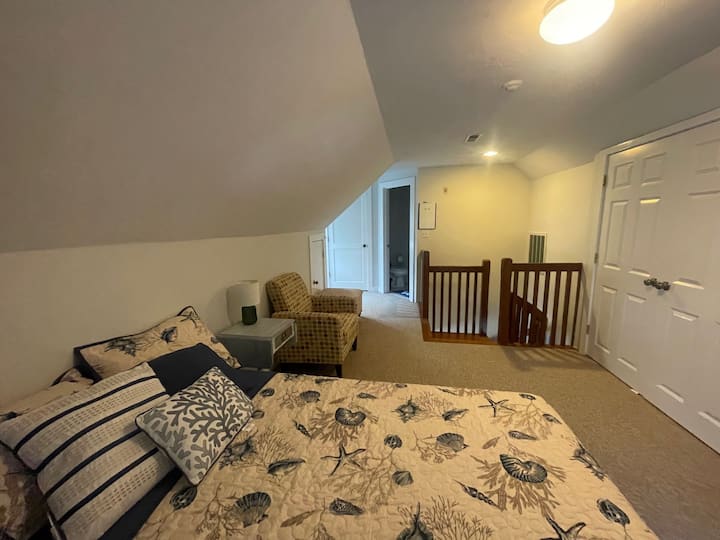 Спалня №3 на горния етаж с двойно легло, регулируема основа с дистанционно управление и самостоятелна баня и тоалетна с душ. 