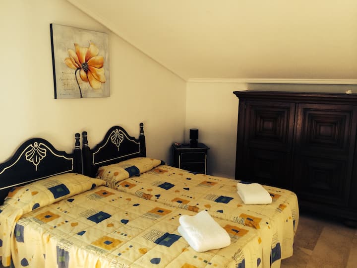 楼上主卧套房，带套内淋浴间