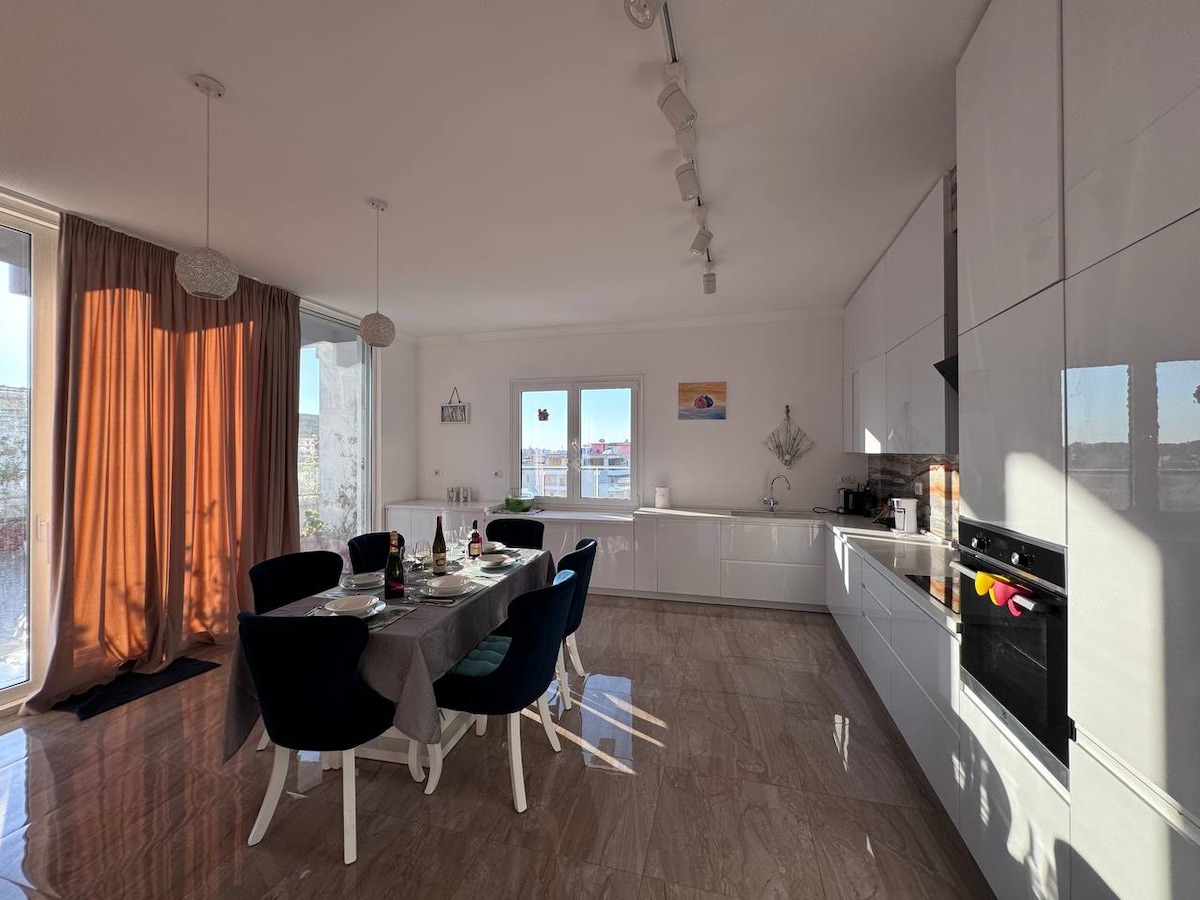 Listing 1195502335854532372