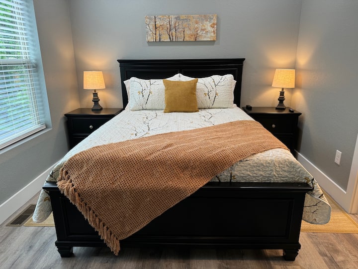 Queen #2 ზემოთ - ცალკე სააბაზანო მიმაგრებულია.