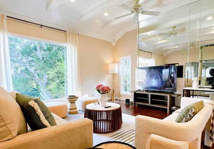 Hollywood Hillside Villa gallery image 2