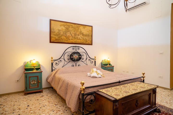 Spálňa s pohodlnou manželskou posteľou